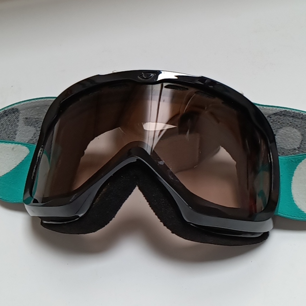 Giro women's goggles, adjustable strap, fits over helmet.